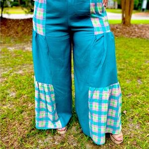 Women’s wide-legged pants